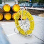 Roda de Cabo de Fibra de Vidro Ø6,35mm x 129,5m, com carretel de aço, luvas e cabeçotes metálicos para passagem de cabos.