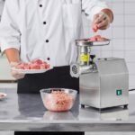 Moedor de carne com capacidade de 2,04 kg/min, ideal para fazer linguiças