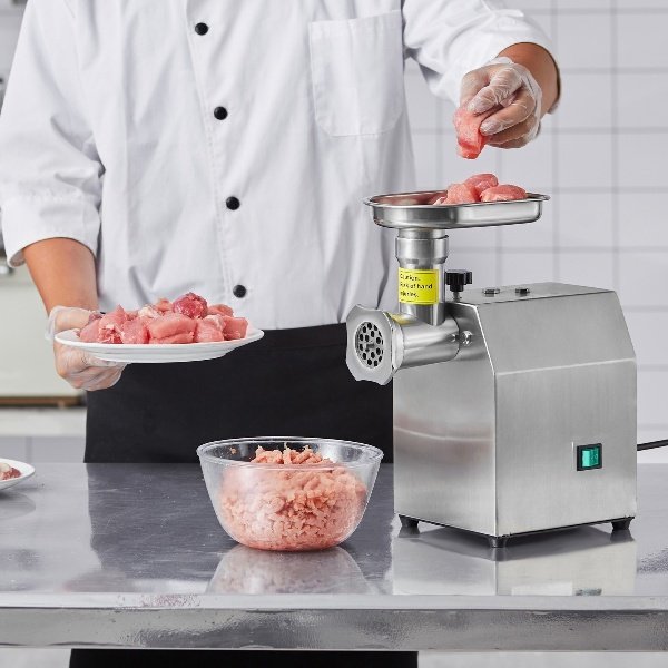 Moedor de carne com capacidade de 2,04 kg/min, ideal para fazer linguiças
